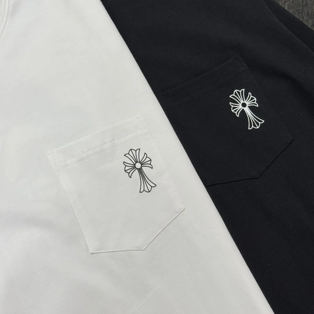 P170 Chrome Hearts 25 high-end versions. The fabric is made of 300 grams of high-density pure cotton. It does not deform or shrink. It has three labels. It is the same style for men and women. Technology: suede foaming + digital printing. Color: white, black. SIZE: S-XL.